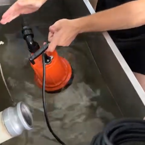 Bumisita ang Customer sa ibang bansa sa Ningbo TRUPOW Factory para Subukan ang Bagong Low Suction Pump